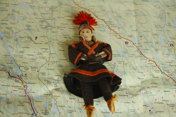 I found this doll on a swedish fleamarket. It depics a person is Sami traditional clothing.